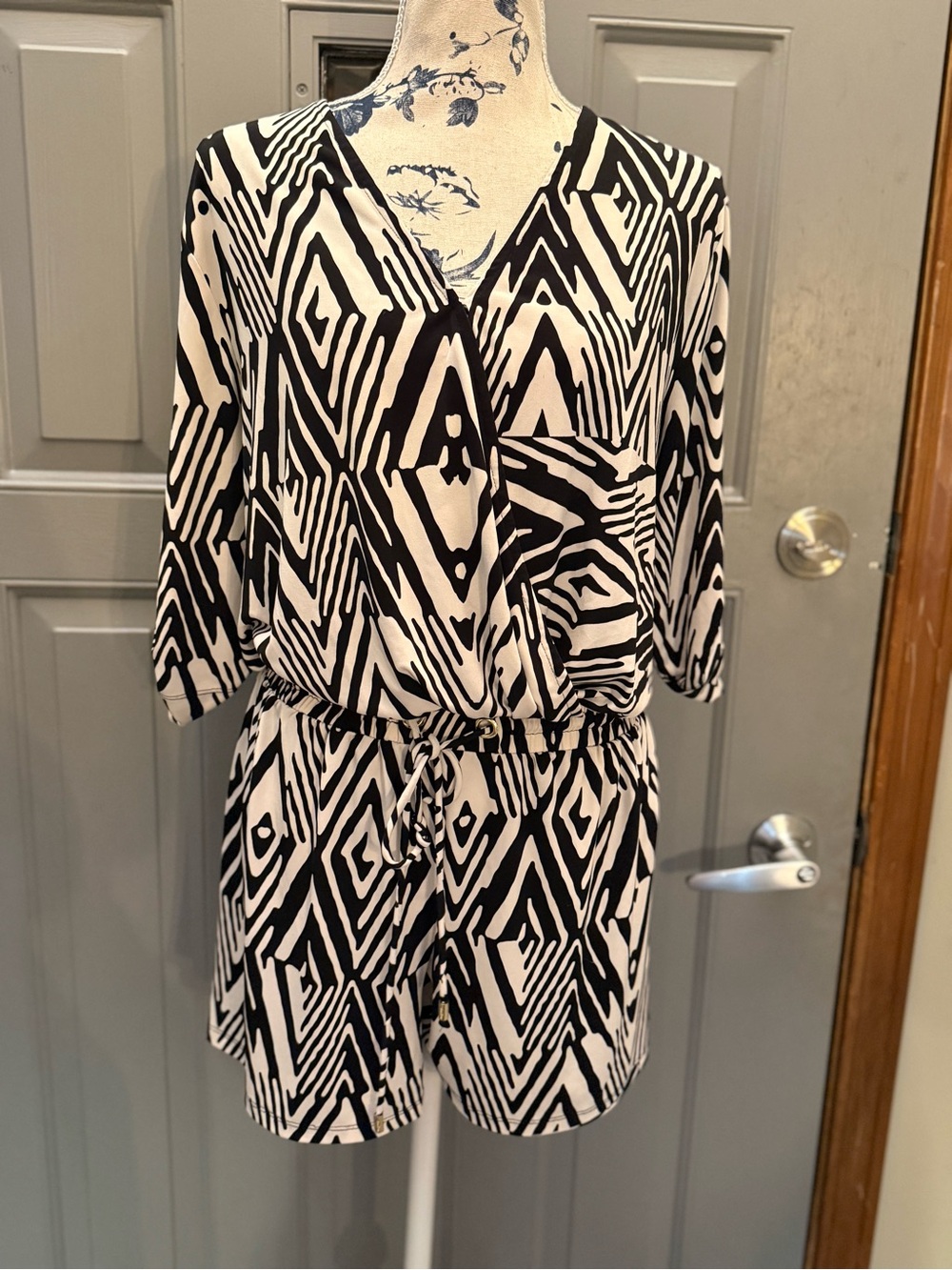 Calvin Klein Black & White Graphic V-Neck Romper/shorts (4)
